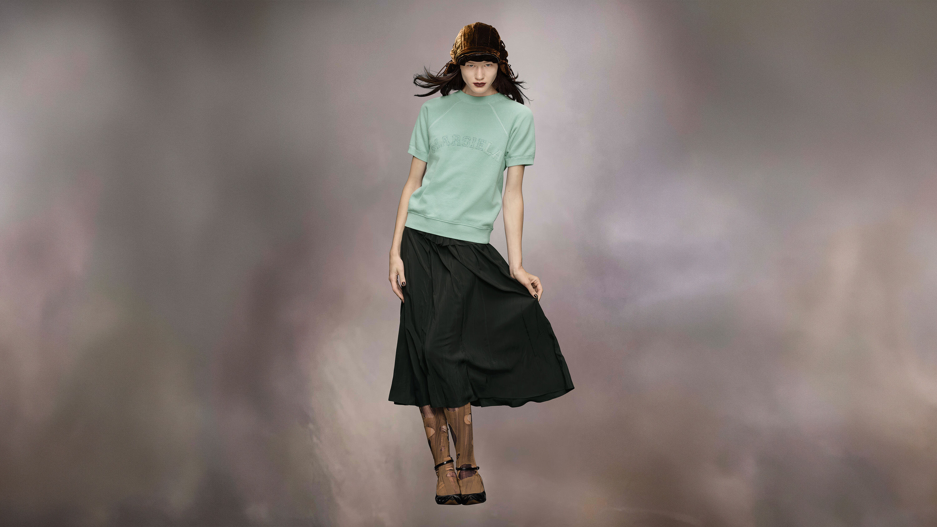 Für den Frühling/Sommer 2025 hat Maison Margiela eine raffinierte Auswahl an saisonalen Must-haves zusammengestellt.