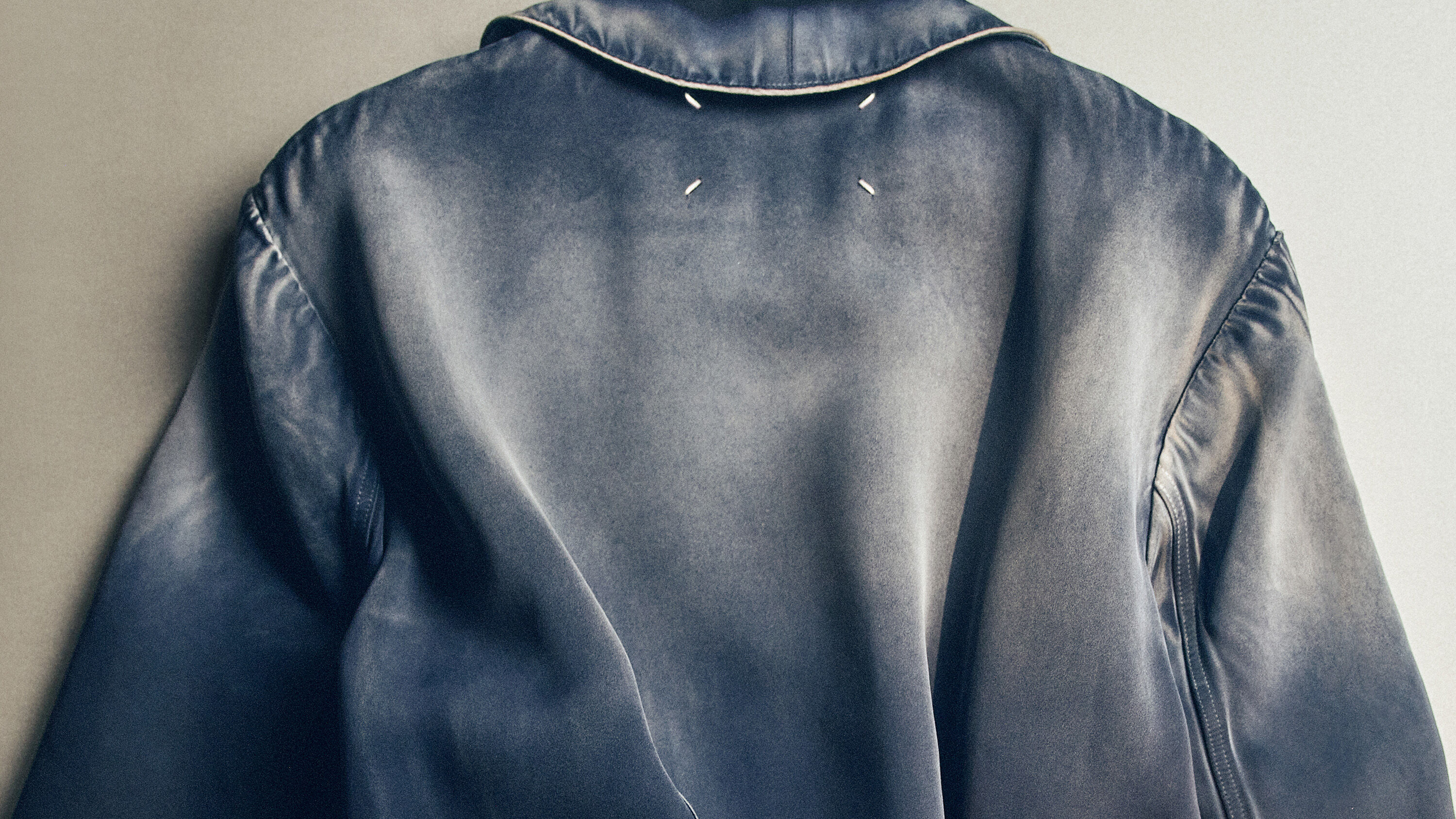 Maison Margiela dévoile un aperçu chaleureux des premières pièces estivales.