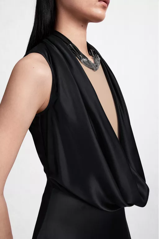 Vestido Largo de Sat&eacute;n con Cuello Vuelto - Vestidos Cortos