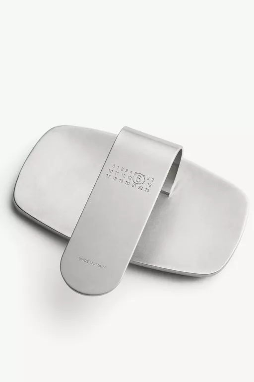 Engraved floral pinch clip - Brooches