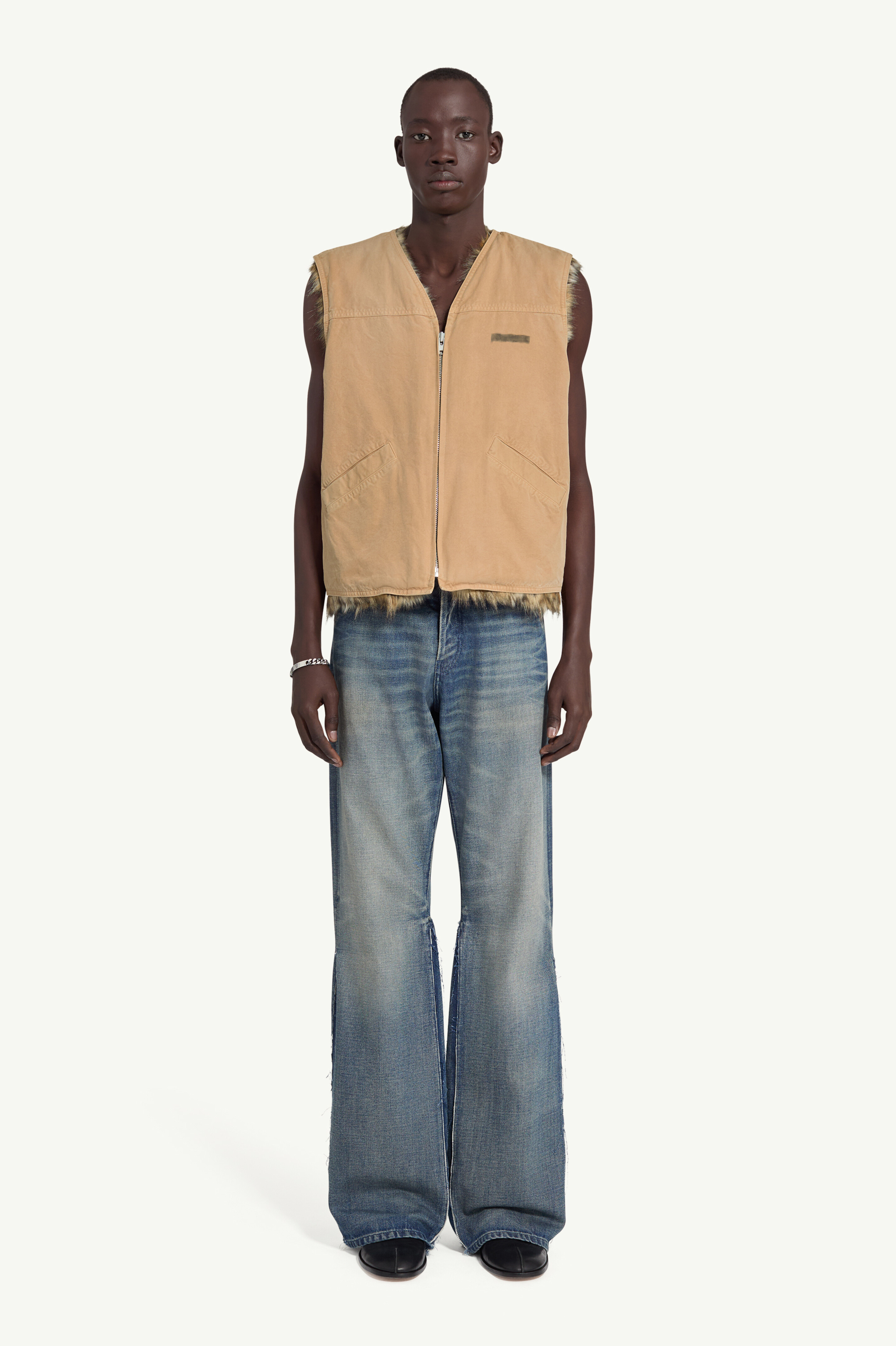 Sleeveless jacket