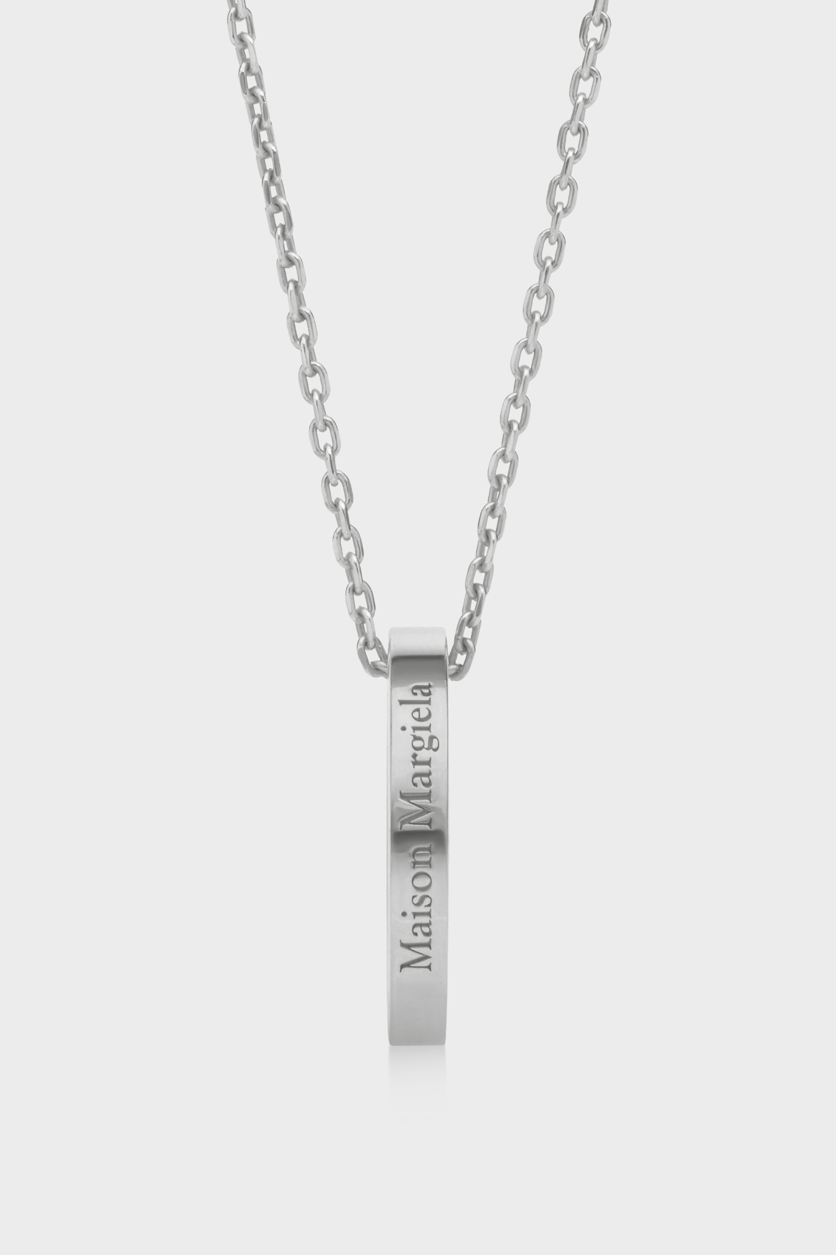 Collana con pendente ad anello con logo