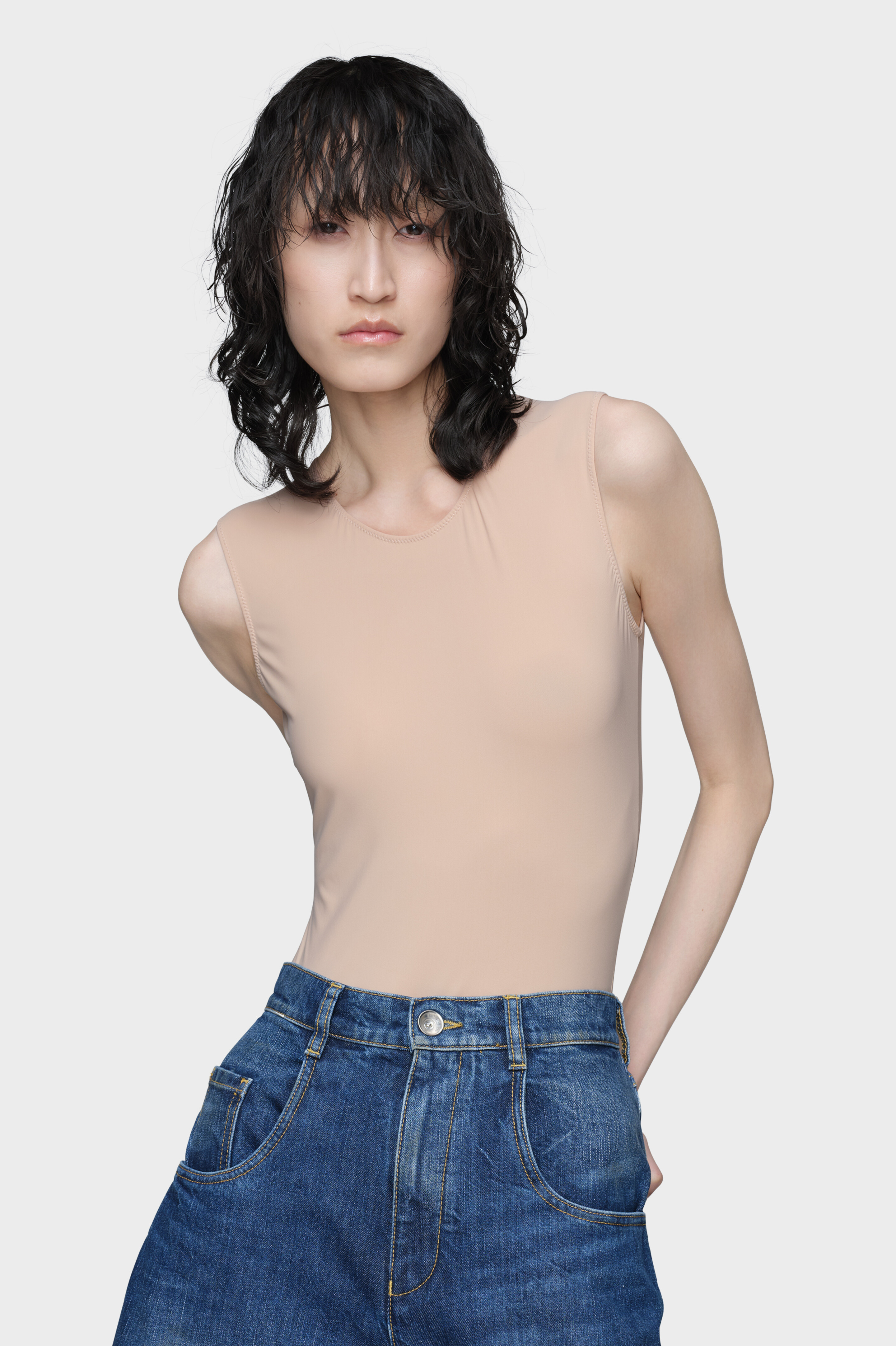 &Auml;rmelloser Body aus technisch veredeltem Jersey