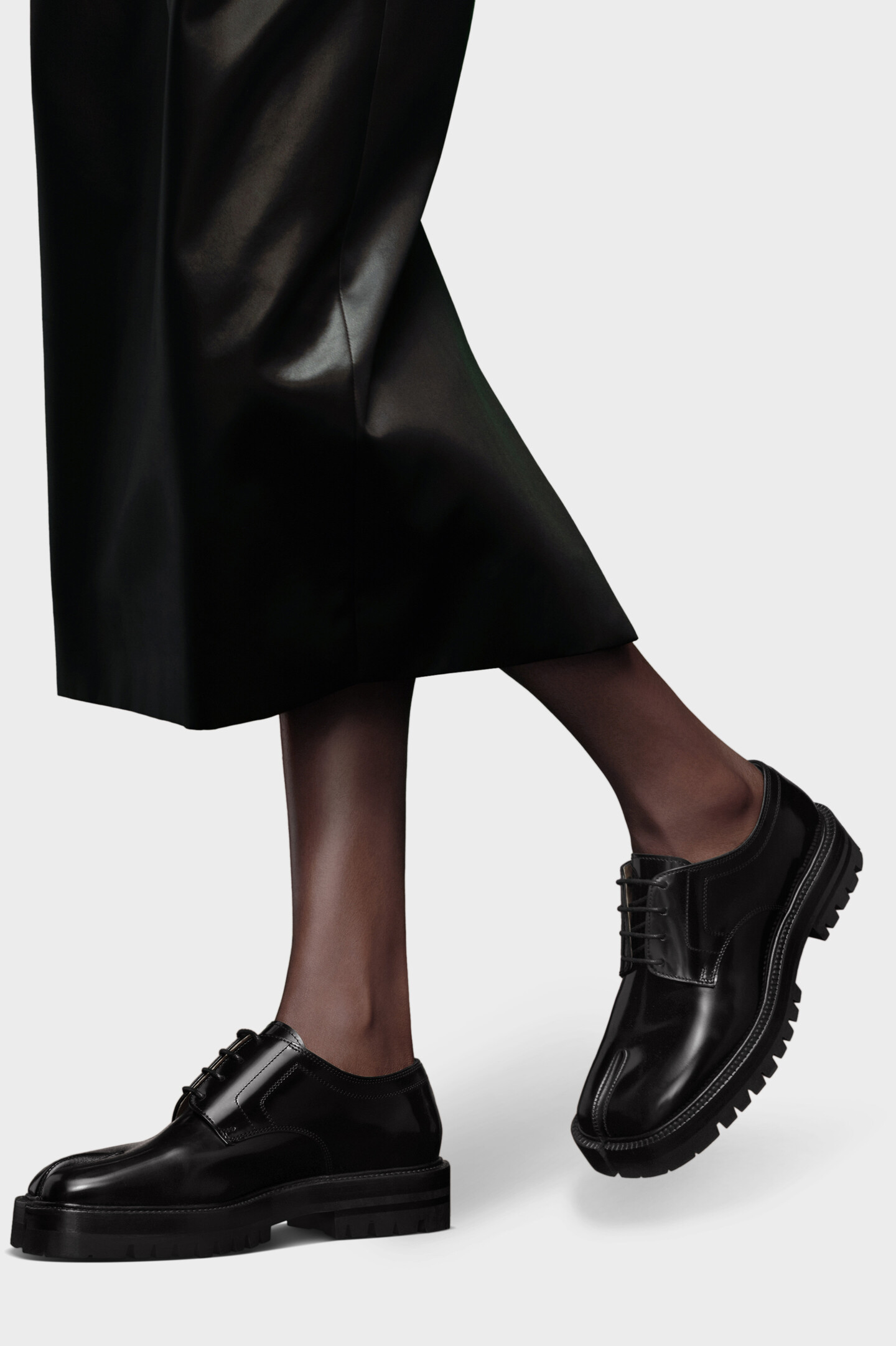 Maison Margiela タビ レースアップシューズ ブラック Women's Black Leather Tabi Lace-Ups | Maison Margiela